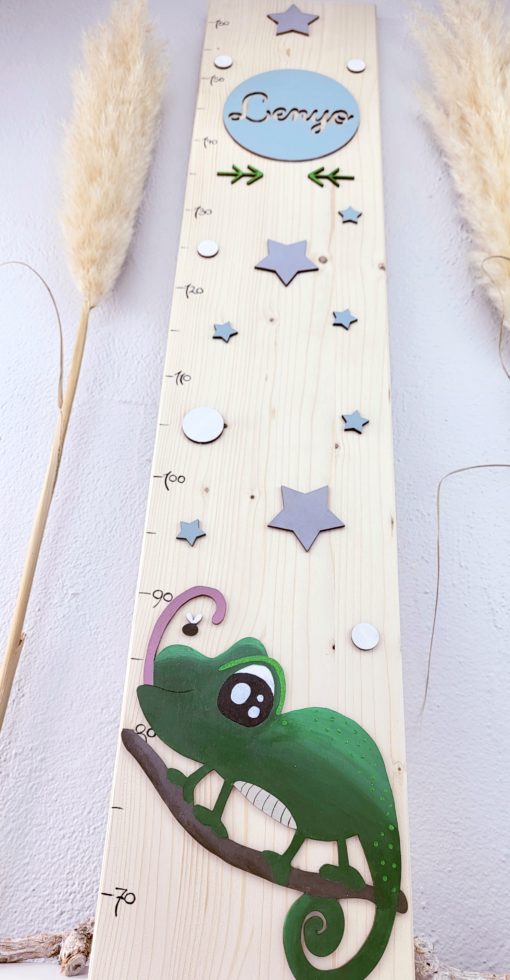 Chamäleon Messlatte aus Holz für Kinder personalisiert